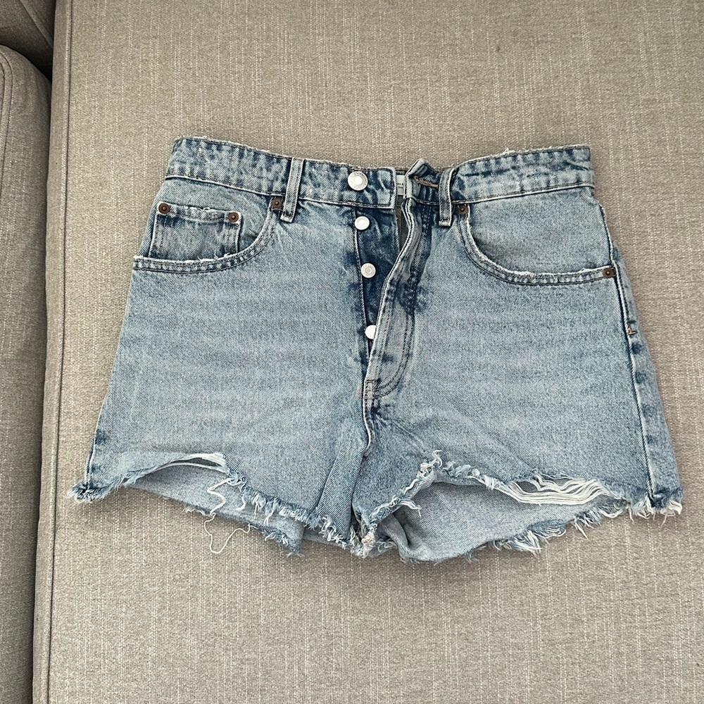 Zara Distressed denim highwaisted shorts
